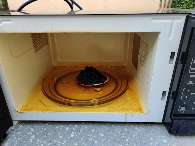 "7-godišnjak se odmah stao pravdati da je učinio kako je pisalo na pakiranju- podgrijavao 3 minute. Onda je vidio da je preskočio korak koji kaže da se u rezance ulije voda..."