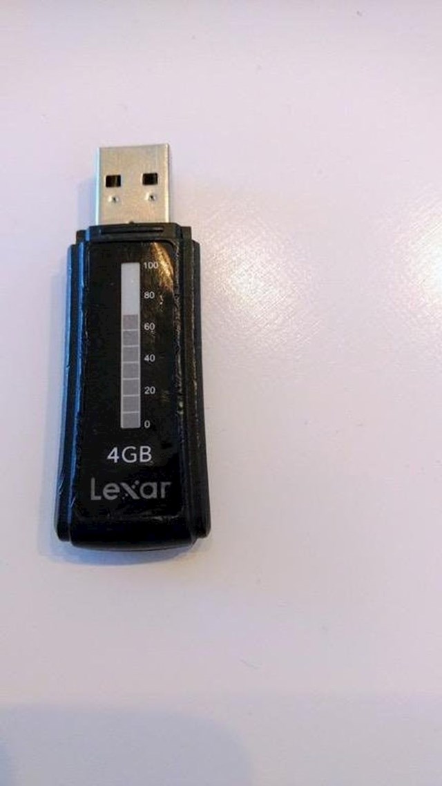 USB na kojem je vidljiva razina zauzete i slobodne memorije