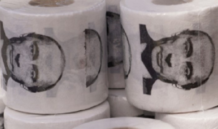 Na antiratnom prosvjedu prodavao se toaletni papir s Putinovim likom, ljudi ga razgrabili u tren oka