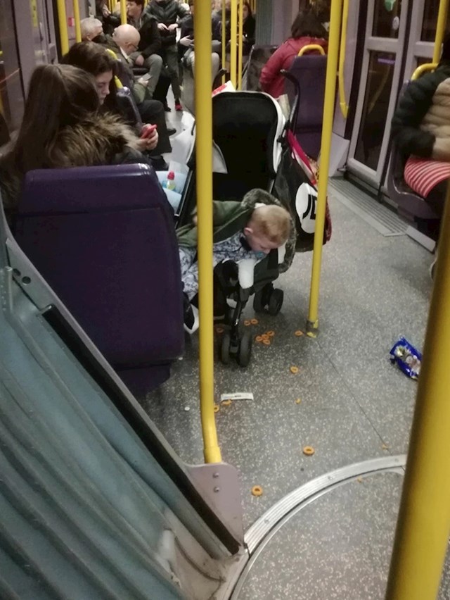 Dijete baca hranu po autobusu, a mamu za to nije puno briga!