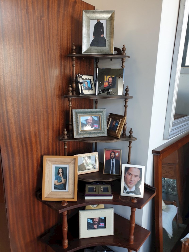 ''Kvartovska trgovina ima svetište posvećeno Keanu Reevesu.''