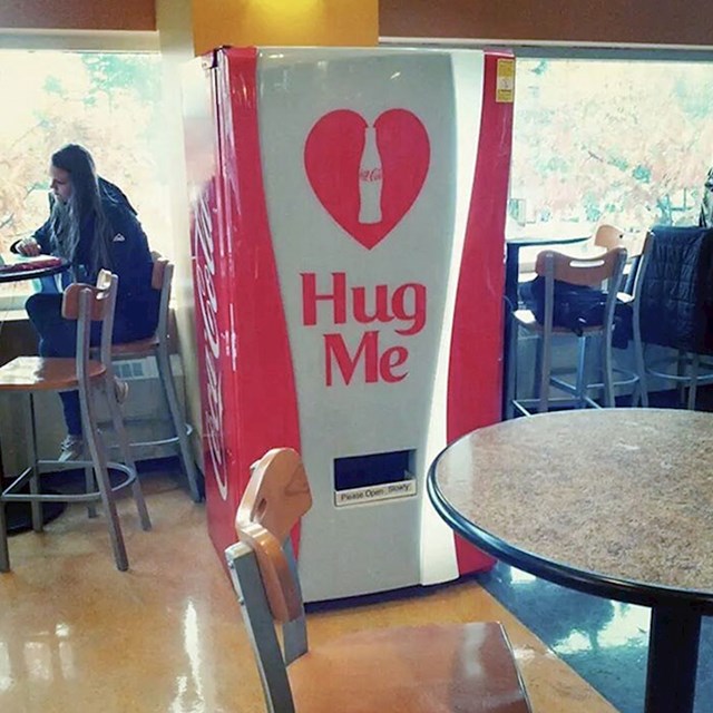 Na jednom kampusu postoji automat koji vam izbaci besplatnu Coca-colu kada ga zagrlite