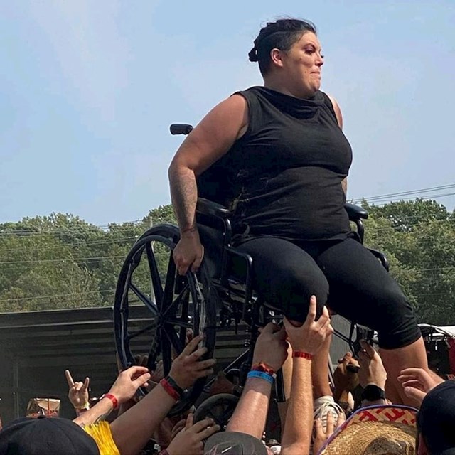 "Prije nego što sam završila u invalidskim kolicima, obožavala sam odlaziti na koncerte. Ovo je moj prvi koncert nakon nesreće. Sada ih volim još više"