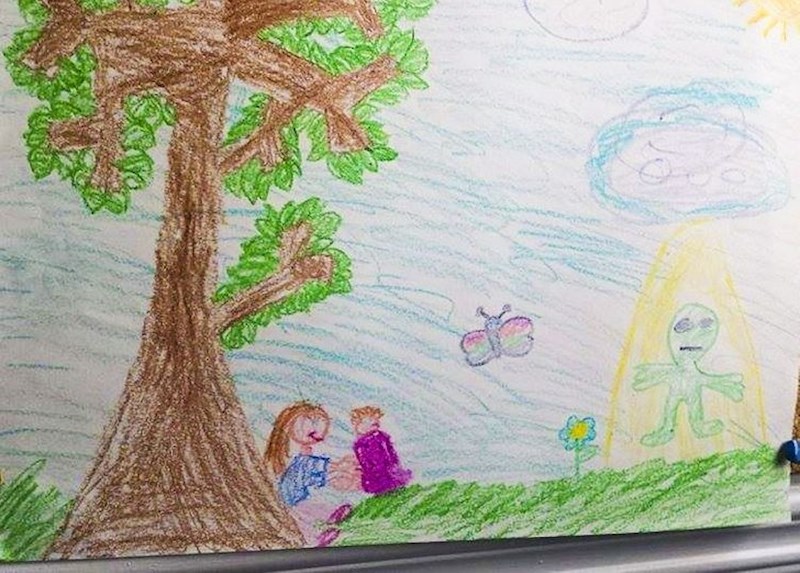 Curica je naslikala seve kako mlađeg bracu prinosi vanzemaljcima kao žrtvu