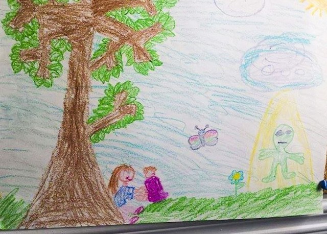 Curica je naslikala seve kako mlađeg bracu prinosi vanzemaljcima kao žrtvu