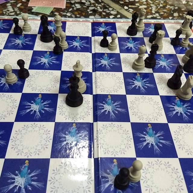 Nećakinja je veliki obožavatelj šaha i crtanog Frozen, pa je ova ploča bila najlogičniji dar za njezin rođendan