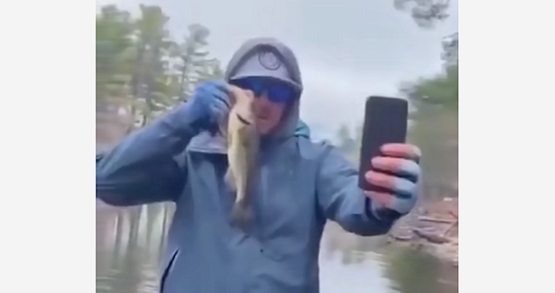 Fotkao se da bi se pohvalio ulovom, ali onda je učinio nešto zbog čega mu je prisjelo sve!