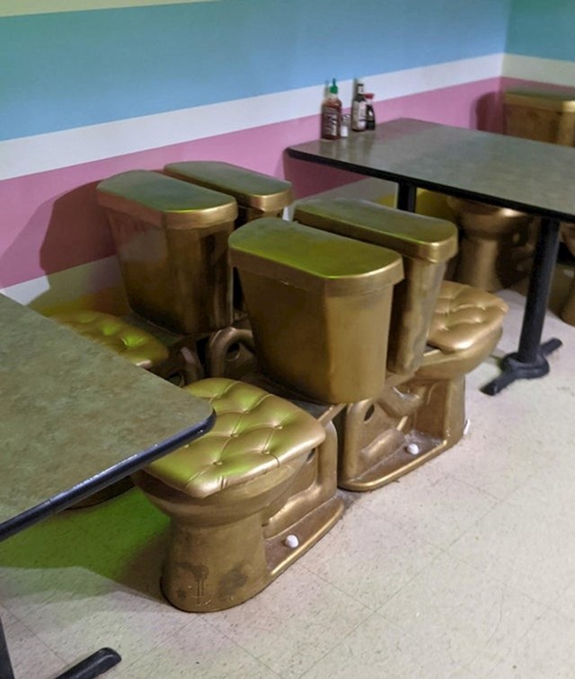 Neobičan izbor stolica u jednom japanskom restoranu