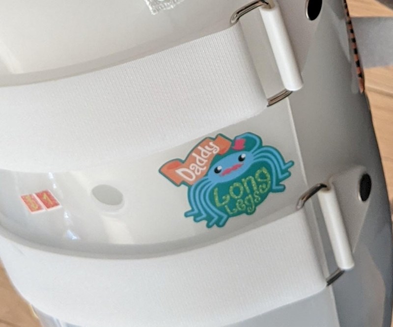 Izgubio sam nogu u prometnoj nesreći. Sin mi je kupio naljepnicu za protezu