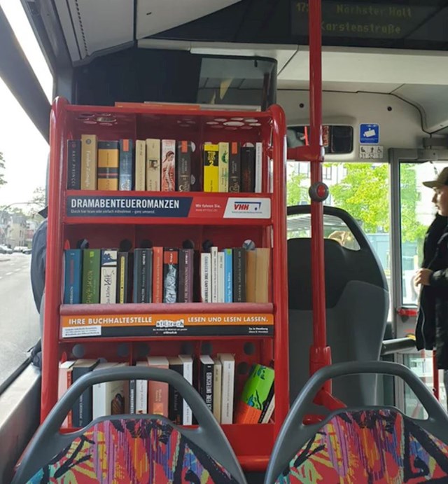 Autobus s mini knjižnicom za ugodniju i bržu vožnju!