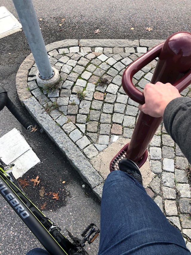 Rampa za bicikliste koji čekaju zeleno na semaforu. Pogađate- Švedska