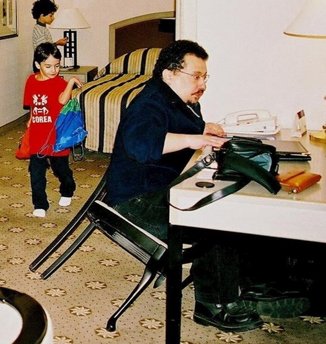 Netko je uhvatio točan trenutak kada je pukla stolica ispod ovog čovjeka