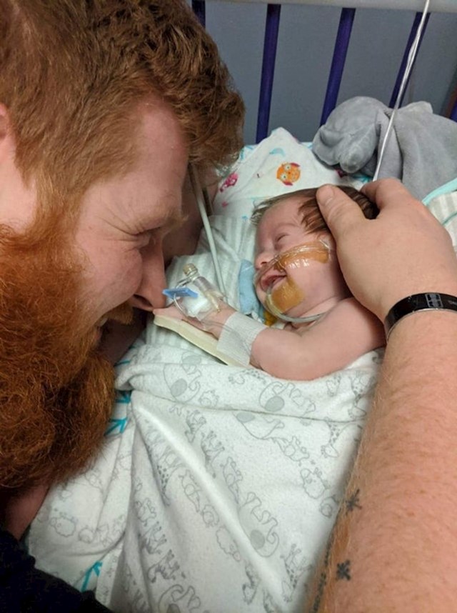 Beba, koja se rodila 11 tjedana ranije, zaljubljeno gleda svog tatu