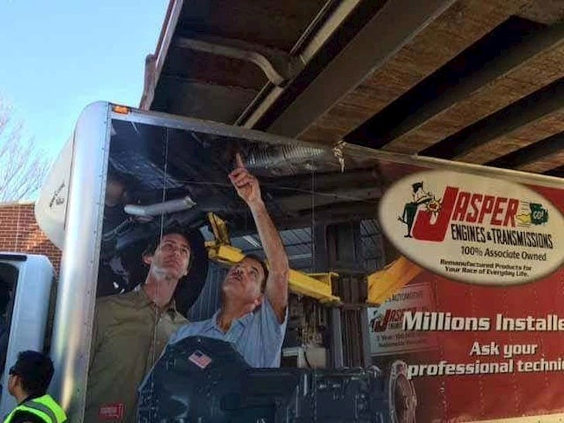 Autobus je zapeo ispod nadvožnjaka i nije moglo ispasti smješnije od ovog!