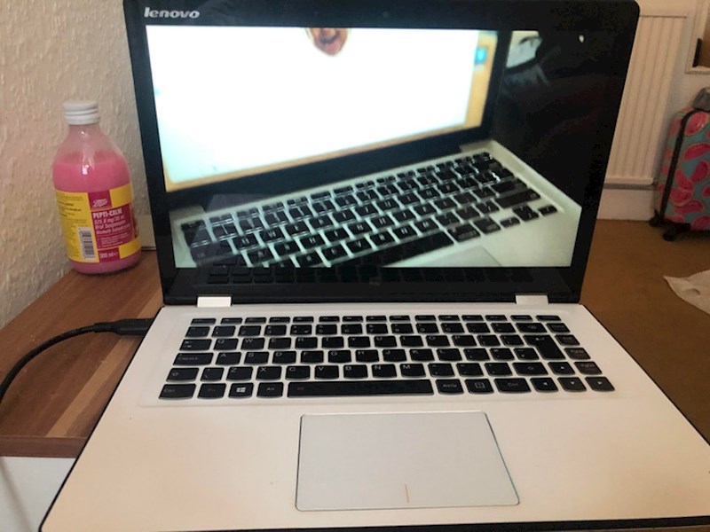 Stavio sam pauzu na filmu u savršenom trenutku. Izgleda kao da imam ogledalo umjesto monitora