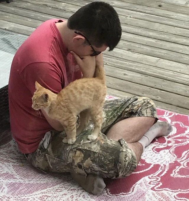 "Moj autistični brat je magnet za životinje. Sjedne na trijem i one samo dolaze"