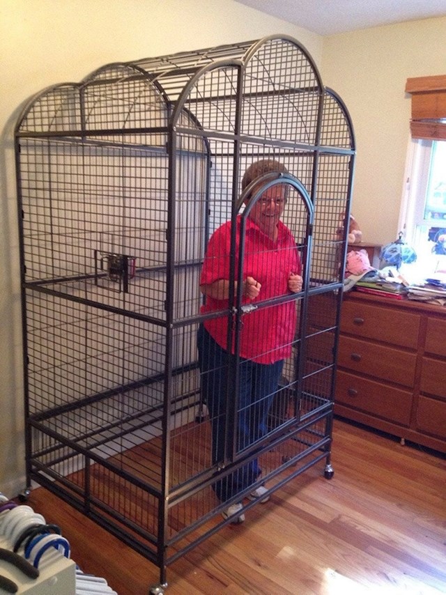 Nisam imao metar za izmjeriti dimenzije kaveza, ali sam znao bakinu visinu! 🤣