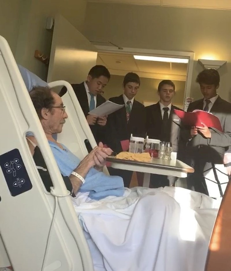 Zbor pjeva za bolesnike u bolnici za palijativnu skrb