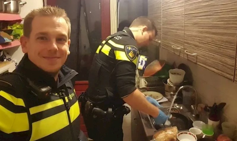 Majci petero djece je pozlilo dok je pripremala večeru. Dio tima koji ju je spasio ostao je u kući, pobrinuo se da djeca pojedu, stavio ih na spavanje. Čak su i posuđe oprali!