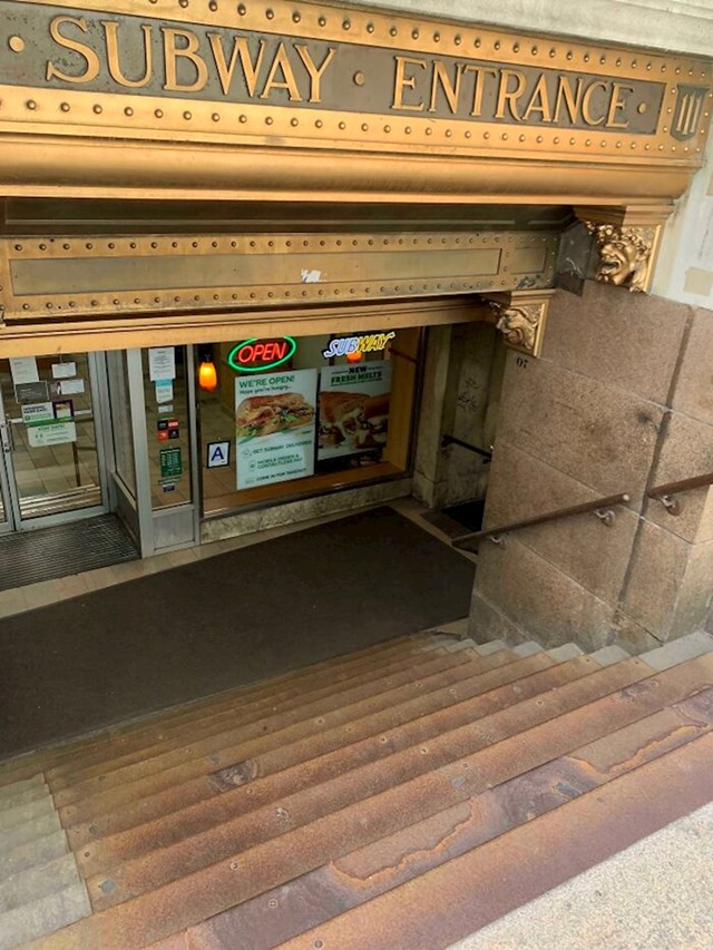 Nekadašnji ulaz u podzemnu željeznicu danas je Subwayovo prodajno mjesto