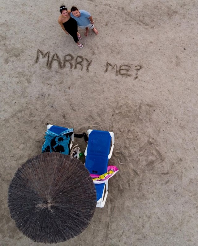 "Stranac je vidio da sam upravo zaprosio curu na plaži, pa nam je ponudio da zabilježi taj trenutak svojim dronom"