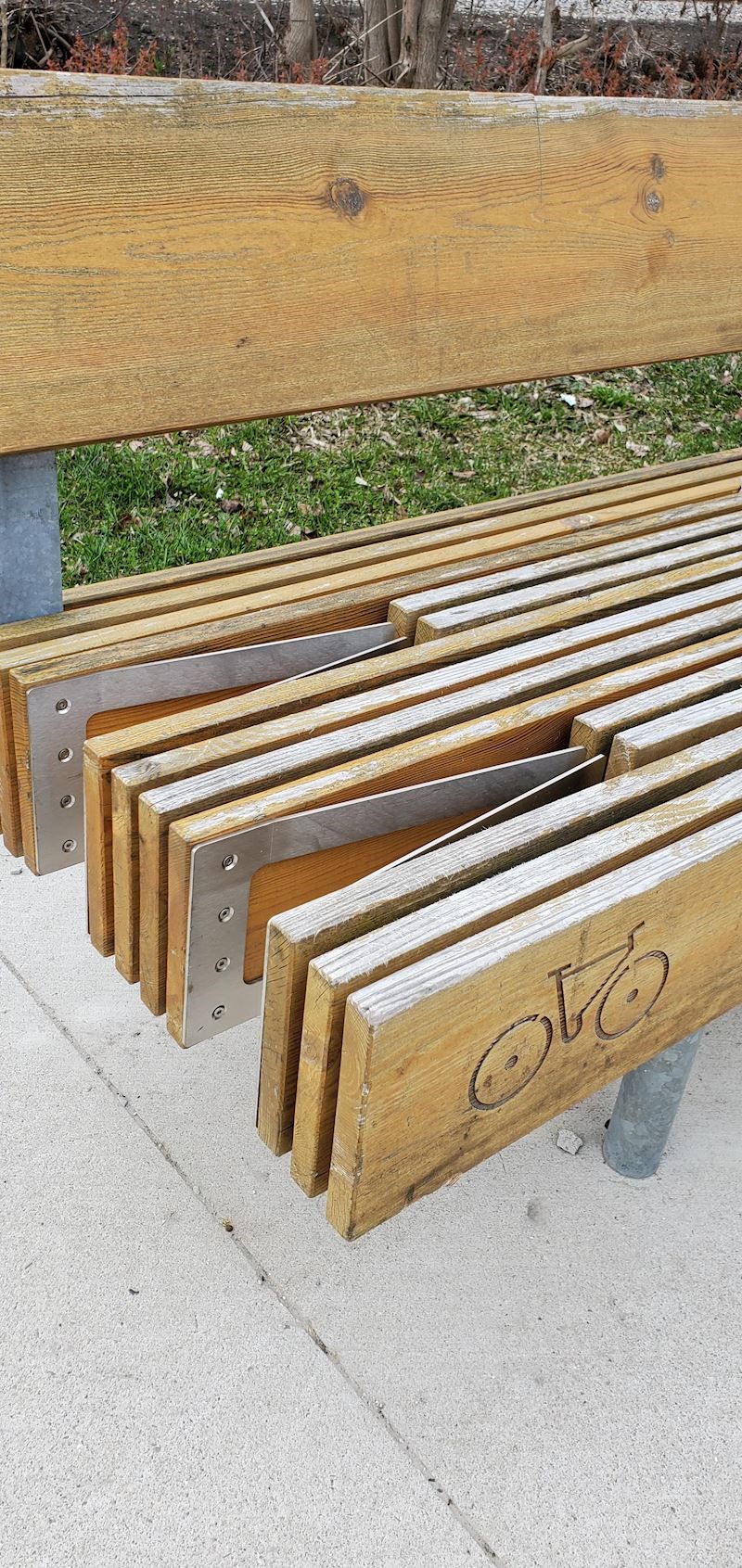 Klupa s otvorima za parkiranje bicikla