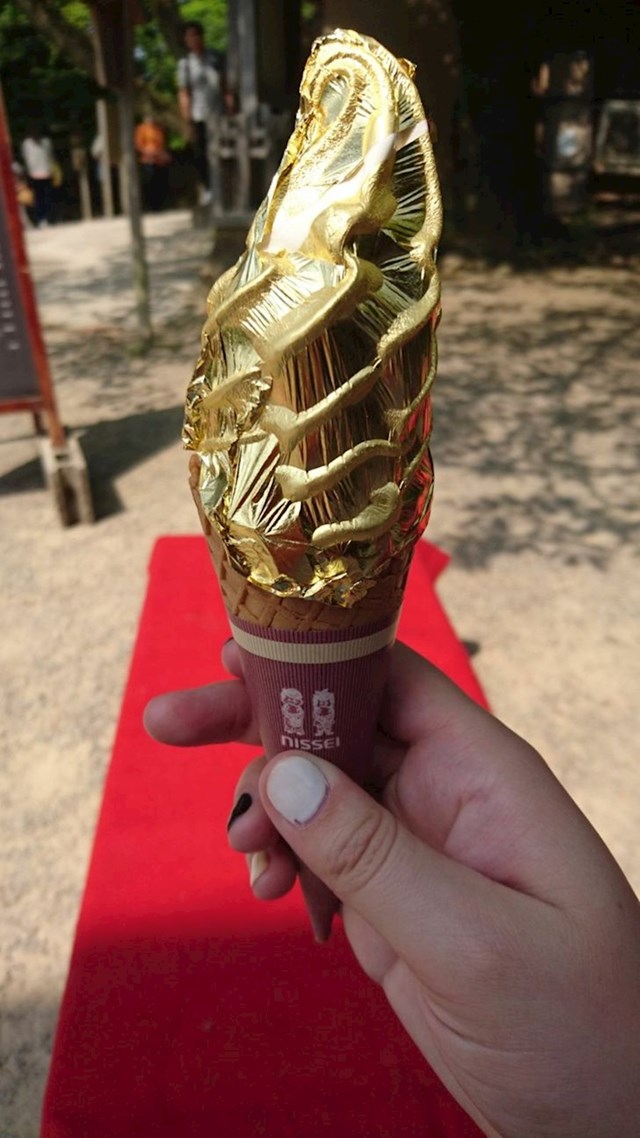 Sladoled prekriven zlatnom folijom!