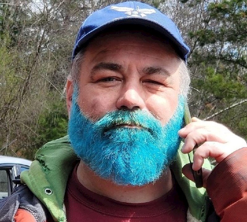 5. Uskladio je bradu s kćerinom bojom kose da je iznenadi. Boju je našao u njezinoj sobi