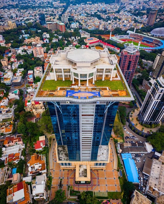 Bangalore, Indija- milijunaševa vila na vrhu nebodera