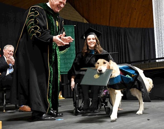 Jedan pas primio je diplomu nakon što je odslušao sva predavanja sa svojom vlasnicom