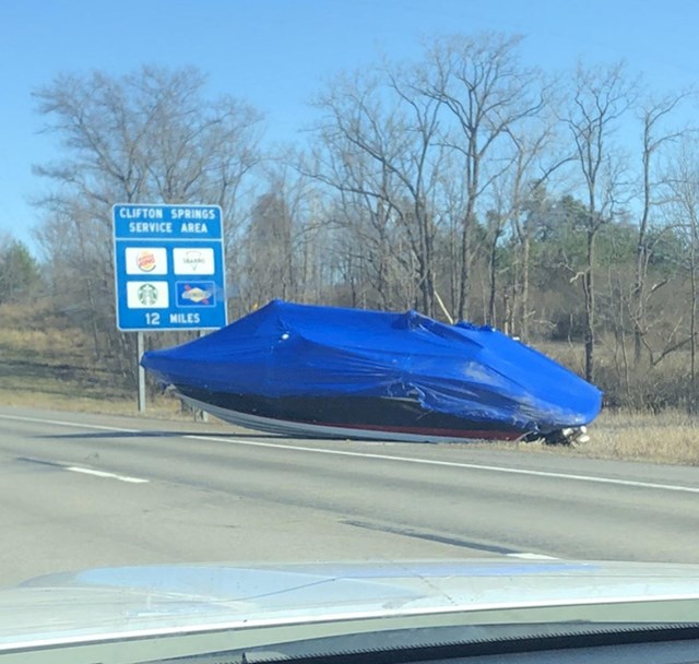 Netko je izgubio brod na autocesti.