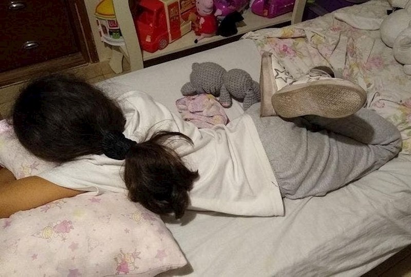 Mrzi skidati tenisice pa zaspe ovako