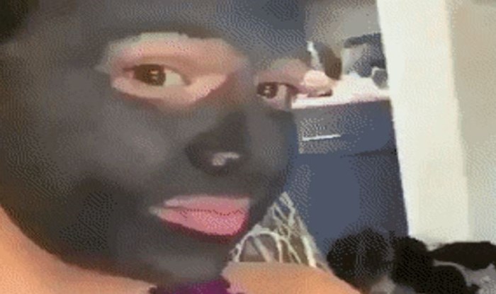 Curica je imala najsmješniju reakciju kada je ugledala mamu s maskom na licu; ovo je hit!