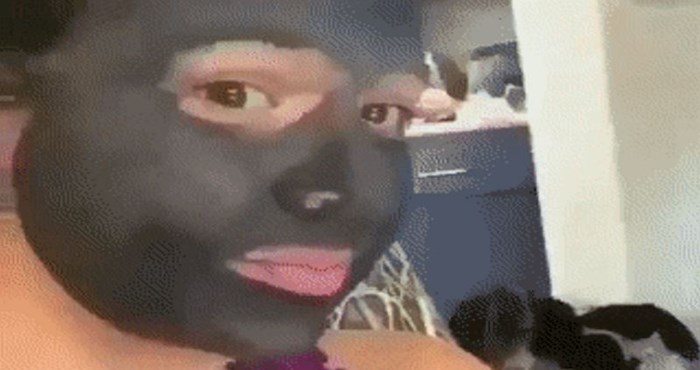 Curica je imala najsmješniju reakciju kada je ugledala mamu s maskom na licu; ovo je hit!