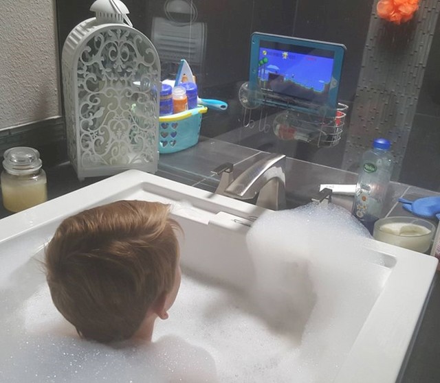 "Rekao sam da ne smije ponijeti tablet u kadu da ga ne smoči..."