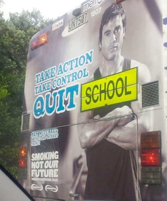Nezgodna reklama na školskom autobusu