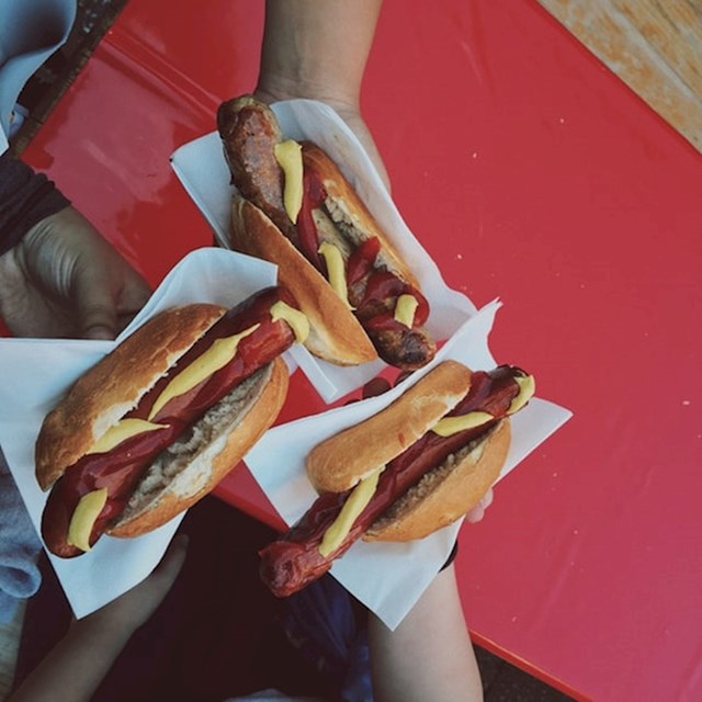 Budući da je hotdog pasirano meso u životinjskom omotu znači da hotdog ne prestaje biti hotdog čak ni nakon što ga pojedemo. Samo mi postajemo taj omot!
