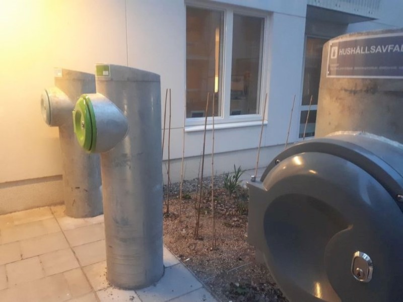 11. Neke zgrade imaju vlasitit sistem odvojenih kanti za reciklažu s velikim spremnicima