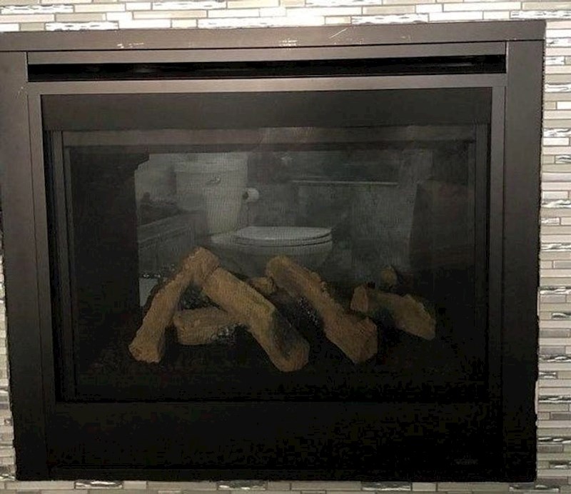 1. Romantični ugođaj- drva pripremljena za vatricu s WC školjkom u pozadini...