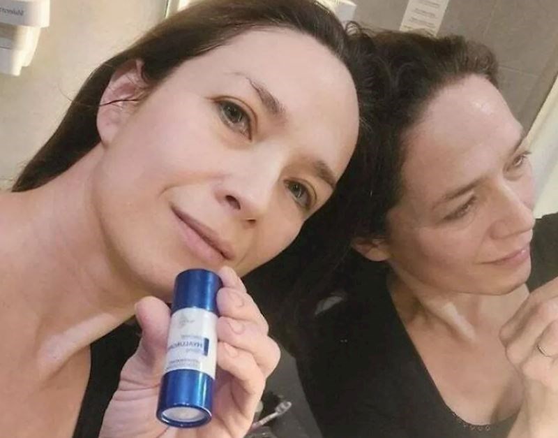 Zaboravila je ispeglati bore u ogledalu...