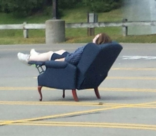 Žena spava u fotelji na parkingu ispred shopping centra. Eto, muškarci, nije samo vama dosadno u kupovini!
