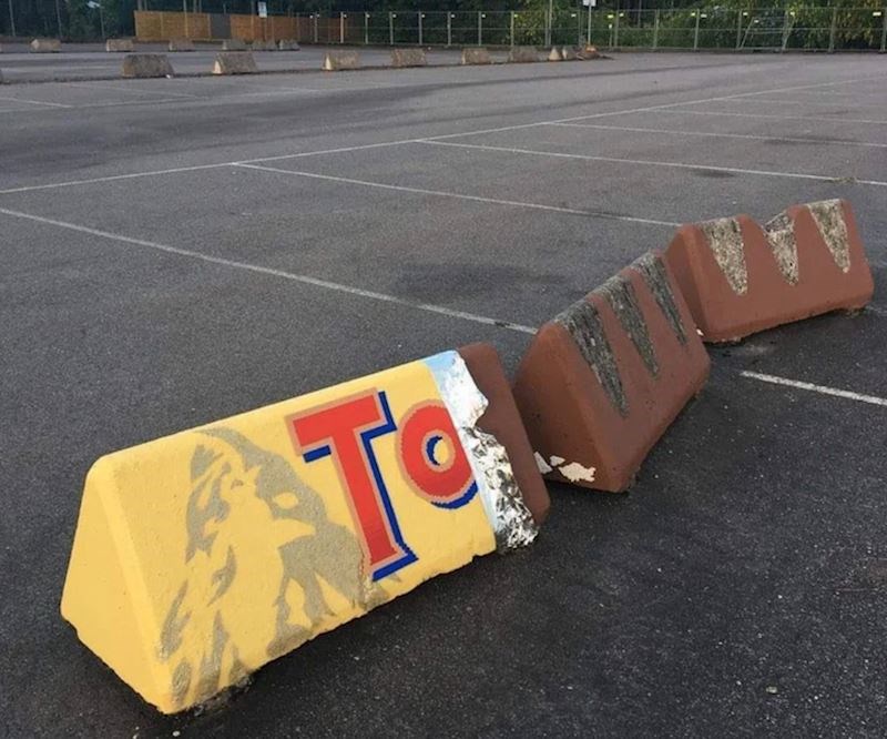 Netko je oslikao cementne barijere u divovski Toblerone