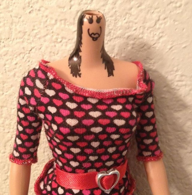 Moja kći je razbila glavu na Barbie lutki pa je pokušala prekriti grešku