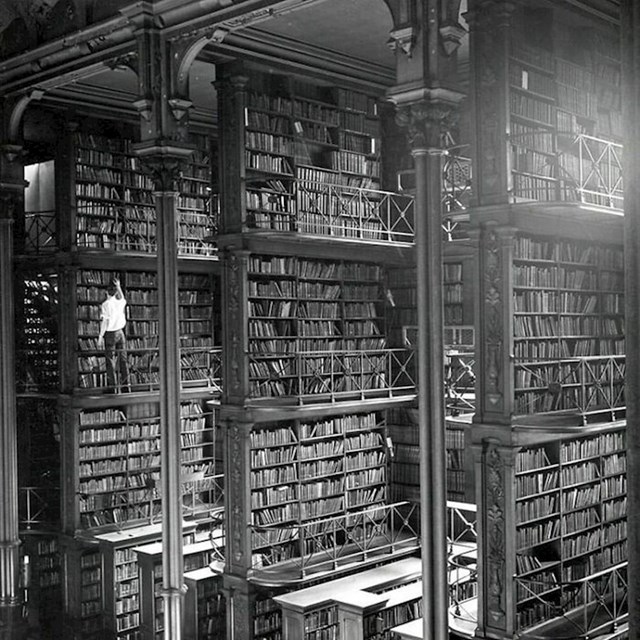 Čovjek traži knjige u staroj javnoj knjižnici u Cincinnatiju. Zgrada je srušena 1955. godine.