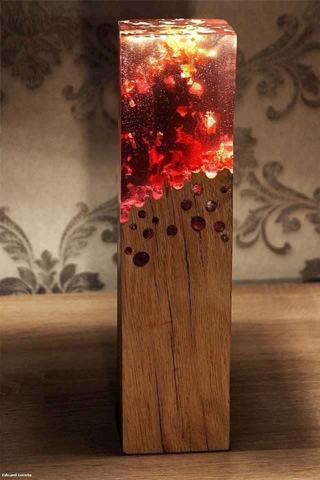 Lampa izgleda kao drvo koje gori