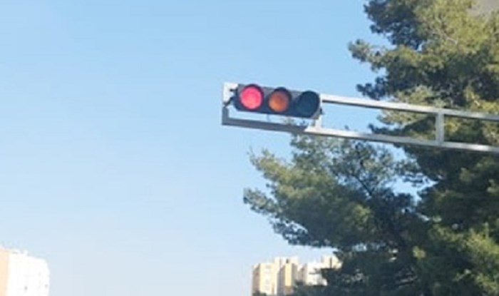 Ljudi se čude suludoj strelici dodanoj na semaforu u Splitu, vidite li u čemu je problem?