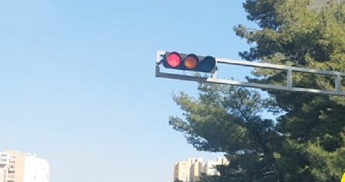 Ljudi se čude suludoj strelici dodanoj na semaforu u Splitu, vidite li u čemu je problem?