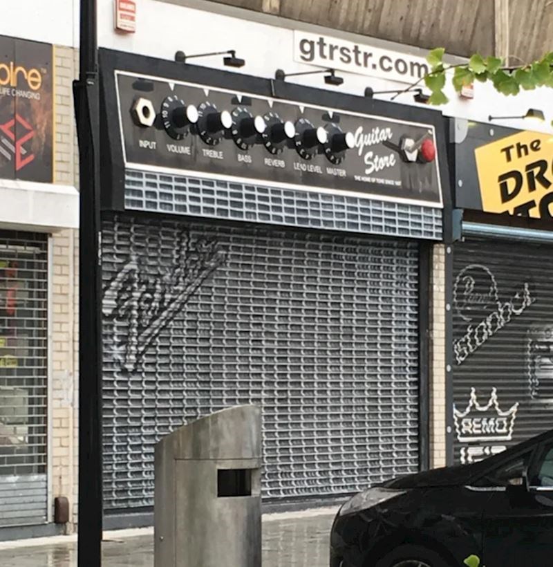 Trgovina glazbenih instrumenata čiji ulaz izgleda kao pojačalo