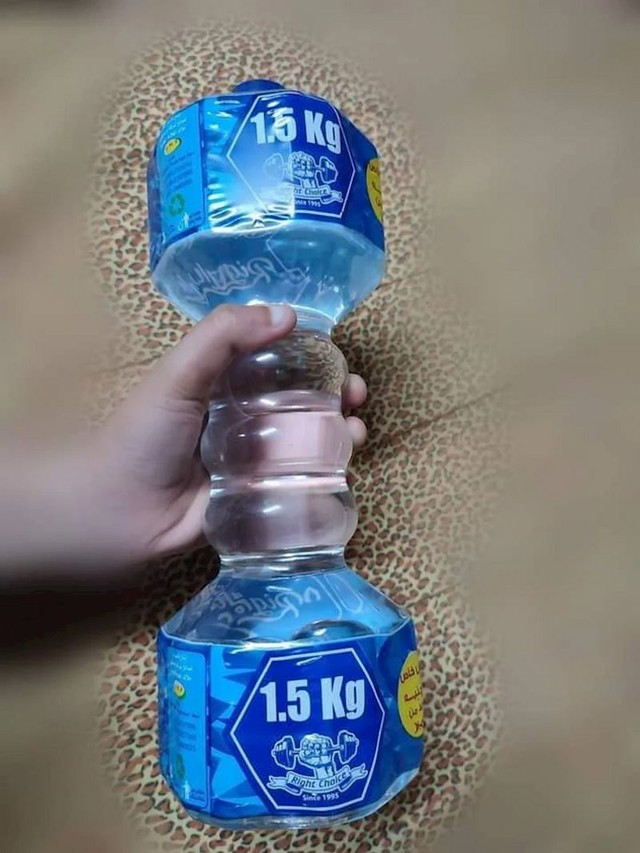 Boca u obliku utega- kada je napunjena, teži 1.5 kilograma!