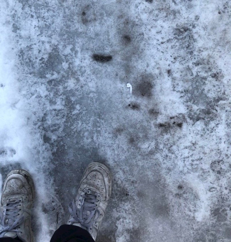Pronašao sam izgubljenu slušalicu zaleđenu na prilazu kuće!